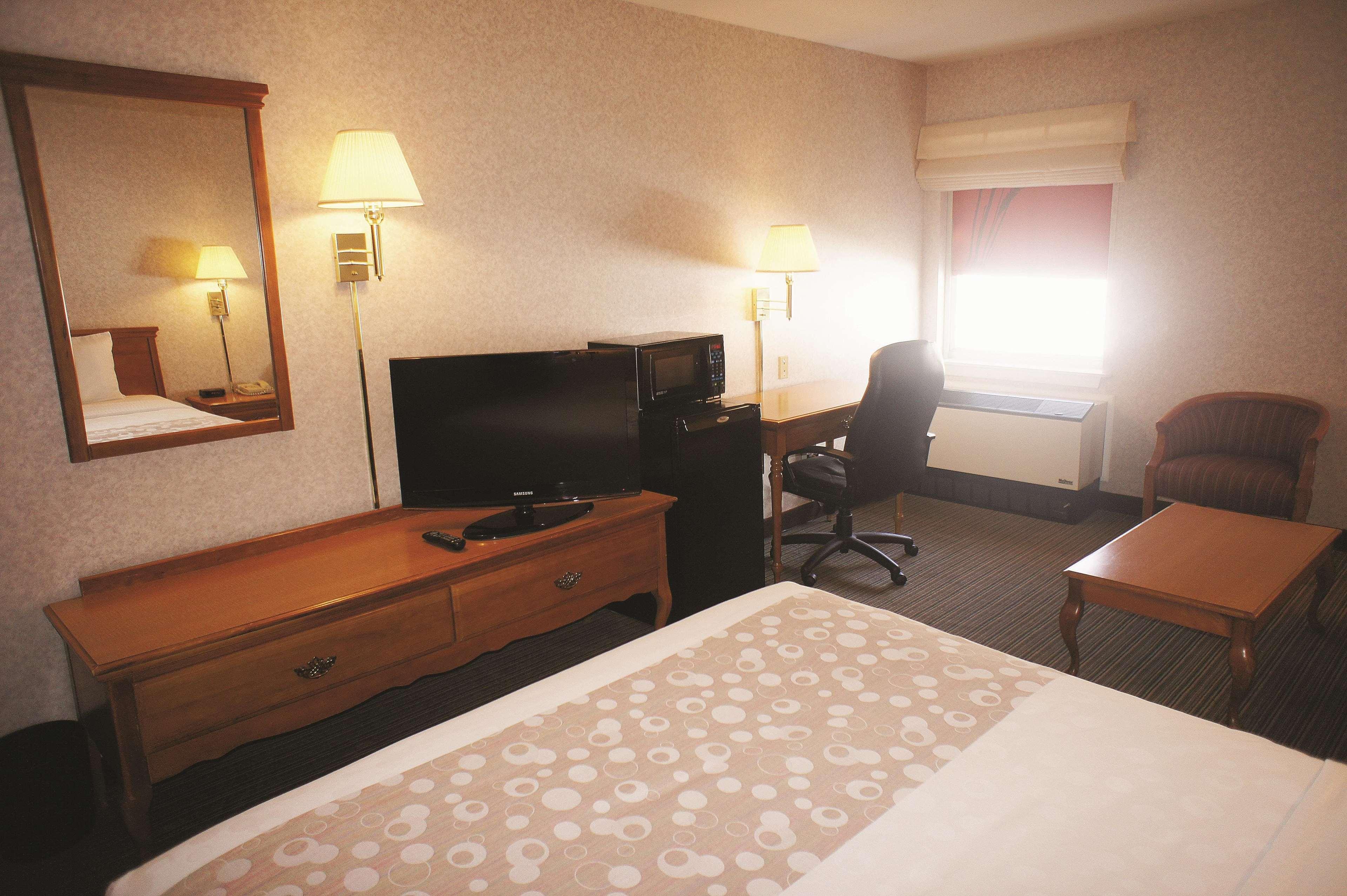 Holiday Inn Express St. Albans By Ihg Exterior photo