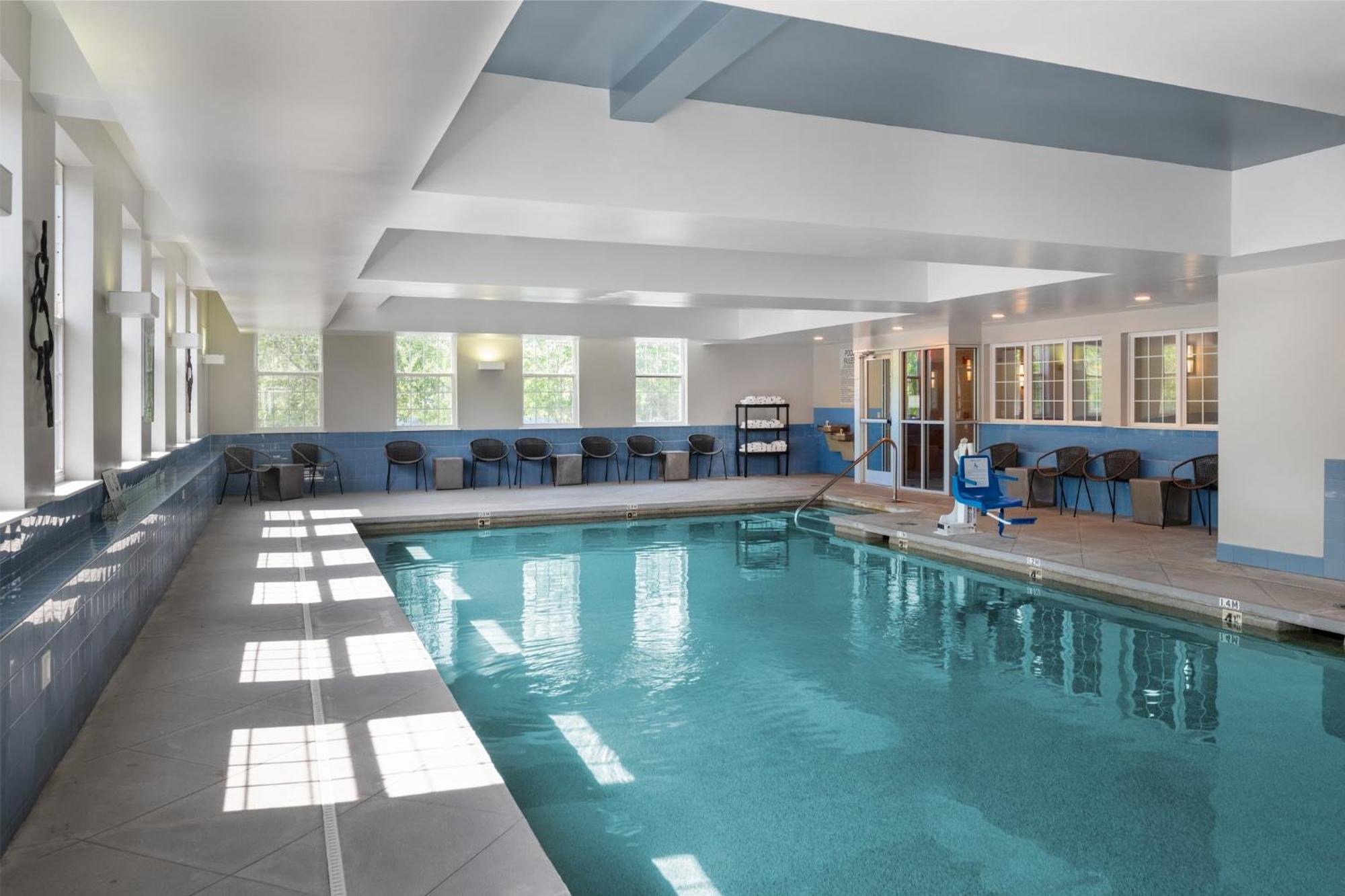 Holiday Inn Express St. Albans By Ihg Exterior photo